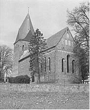 Rückensicht der Kirche in schwarz-weiß